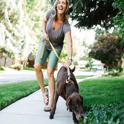 Pourquoi mon chien tire sur sa laisse